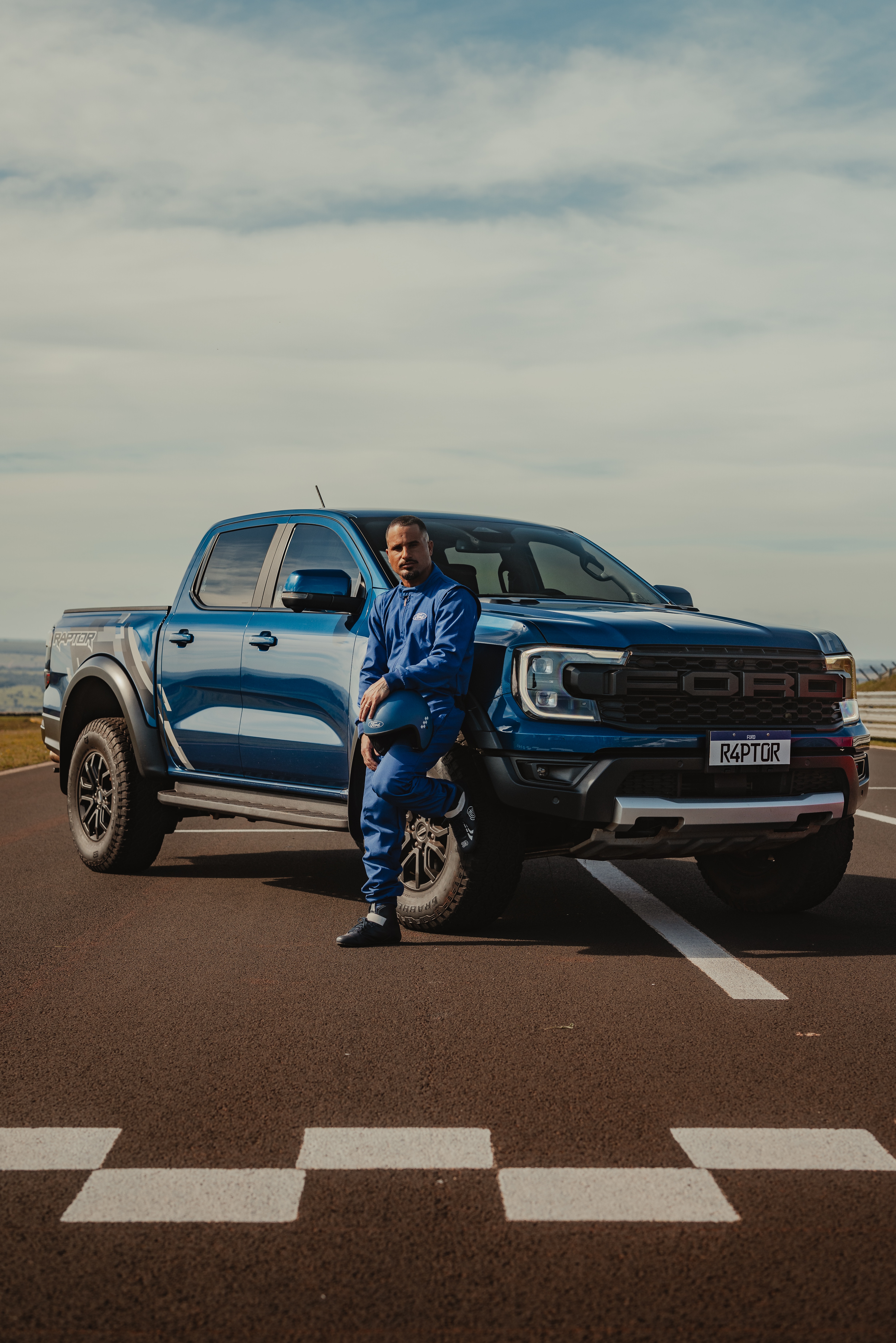 Surfista Ítalo Ferreira na Ford Ranger Raptor azul na pista